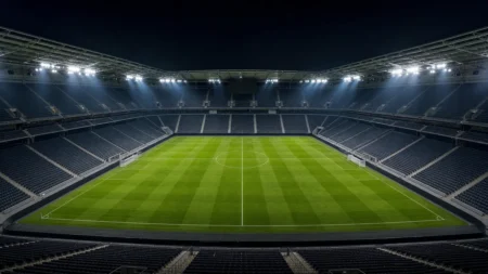 ナイター照明に照らされたサッカースタジアムのピッチ全景