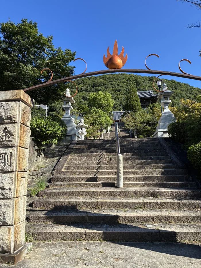 火焔宝珠の飾りの先に続く神呪寺の石階段