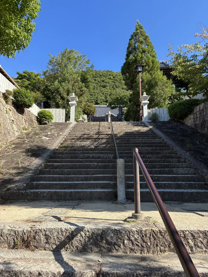 手すりのついた神呪寺の長い石階段