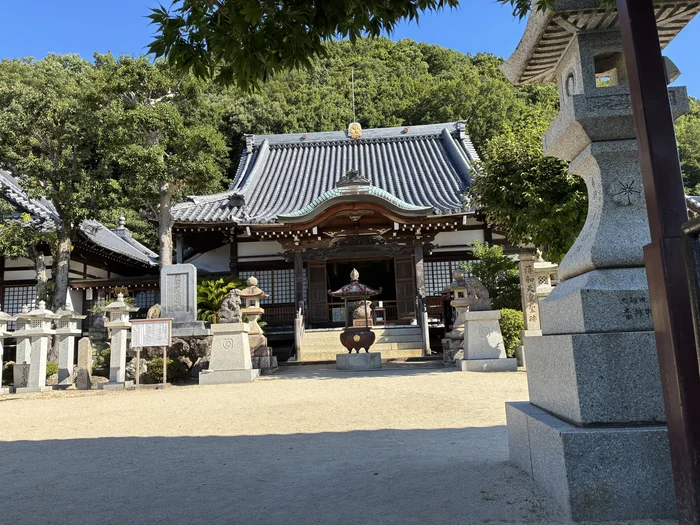 石灯籠と香炉の奥に建つ神呪寺の本堂