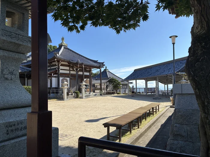 神呪寺の境内から見た展望休憩所とお堂