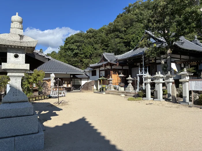 石灯籠が並ぶ神呪寺の境内と諸堂