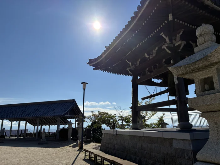朝日を背にした神呪寺の鐘楼と展望休憩所