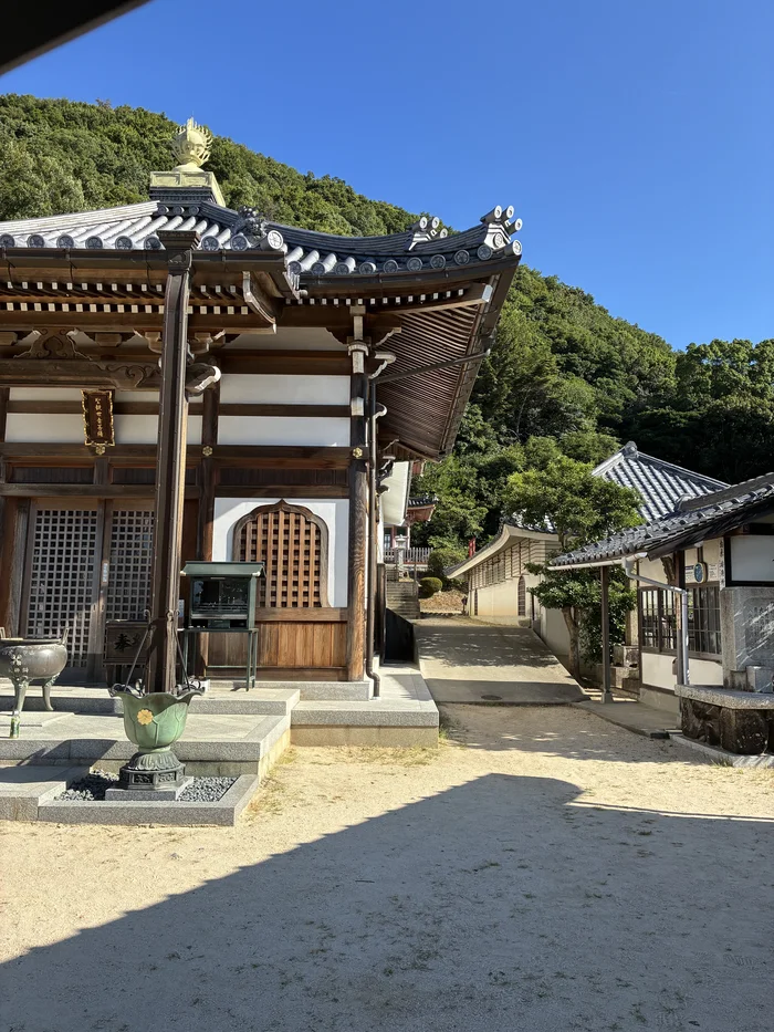 屋根に金色の飾りをいただく神呪寺の大師堂