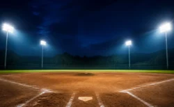 夜のナイター照明に照らされた高校野球のグラウンド
