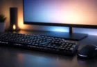 デスクに置かれたゲーミングPCのキーボードとマウス、モニターの柔らかい光