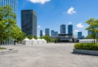 青空の下の都市広場とイベント会場のイメージ
