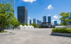 青空の下の都市広場とイベント会場のイメージ