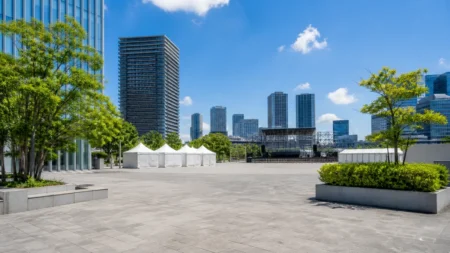 青空の下の都市広場とイベント会場のイメージ