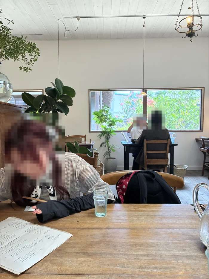 画像 席から見た店内と、窓の外に広がる緑