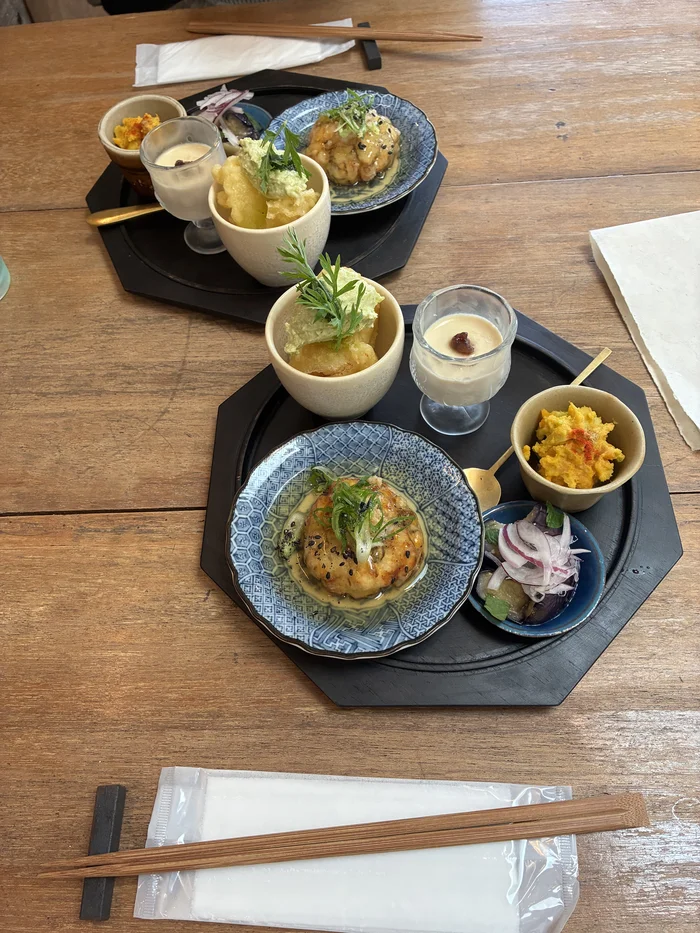 画像 小鉢に少しずつ盛られた4種類の副菜