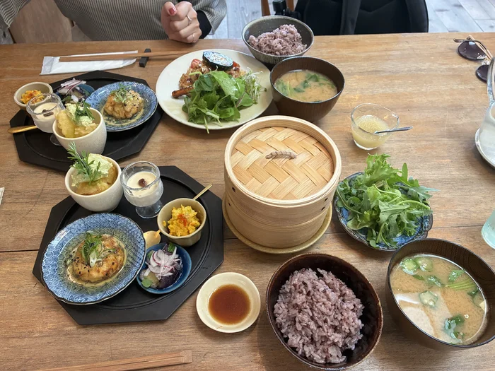 画像 せいろ、黒米ごはん、味噌汁、副菜が並んだテーブル