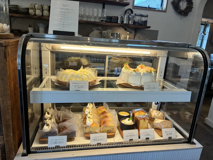 画像 桃のショートケーキやかぼちゃのチーズケーキが並ぶショーケース