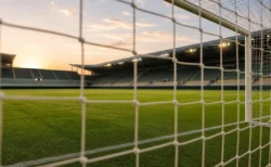 ゴールネット越しに見たサッカーピッチのイメージ