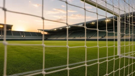 ゴールネット越しに見たサッカーピッチのイメージ