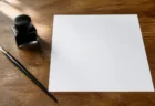 机に置かれた漫画原稿用紙とG-pen、インク瓶のイメージ