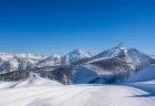 雪山のスキージャンプ台を望む冬の風景