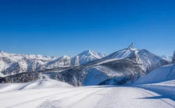雪山のスキージャンプ台を望む冬の風景