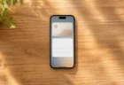 スマートフォンにデジタル会員証カードが表示された机上の写真