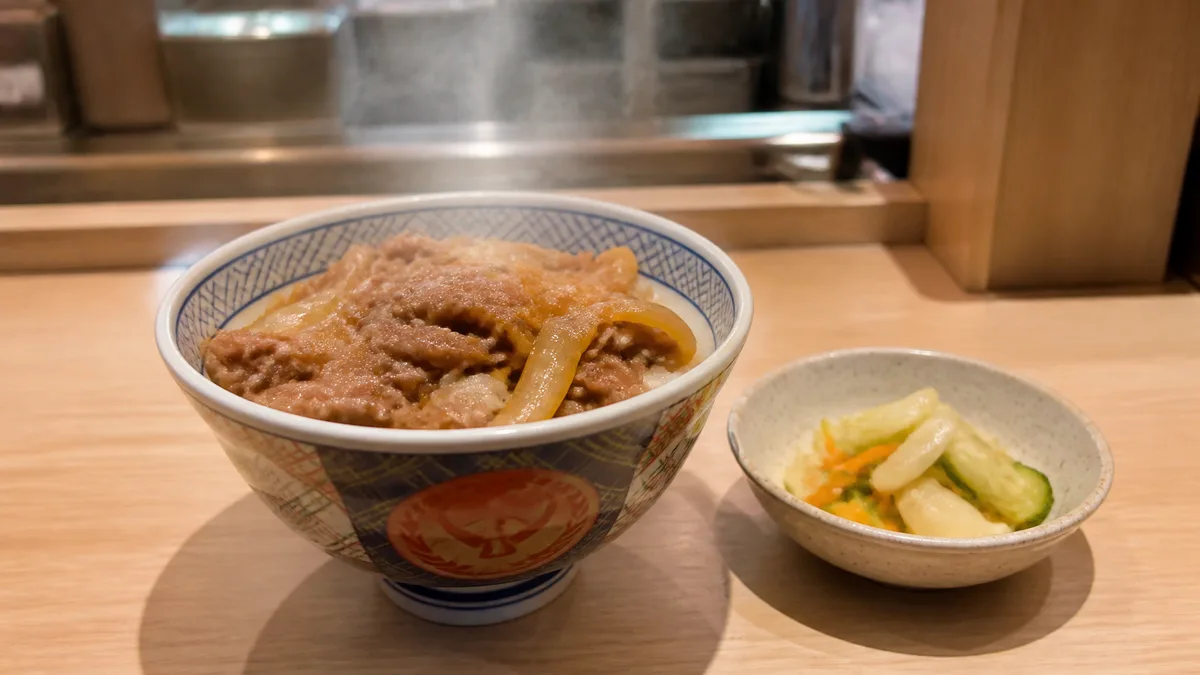 松屋、メインメニュー購入で無料サービス券を配布 3枚集めるとミニカルビ1皿と交換できる仕組みと、8月11日10時〜8月25日10時の配布期間を整理