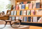 書店の雑誌コーナーに並ぶファッション誌と眼鏡