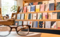 書店の雑誌コーナーに並ぶファッション誌と眼鏡