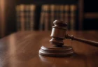 裁判所の判決をイメージした木製の裁判官用木槌の写真
