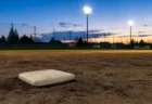 夕方の野球場、内野ベース付近をローアングルで捉えた無人の情景