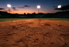 夕暮れの野球場、土のマウンドのクローズアップ