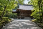 木造の社殿と参道が並ぶ神社建築の写真