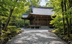 木造の社殿と参道が並ぶ神社建築の写真