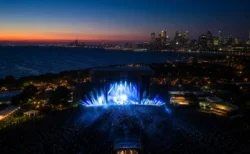 夏の野外音楽フェスのメインステージを俯瞰した夕暮れの情景、ステージ照明とスモーク演出