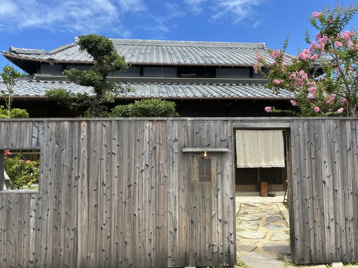 画像 板塀と瓦屋根が続く、のんきなリスの外観