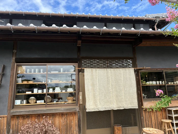 画像 麻ののれんが下がる入口と、窓越しに見える器