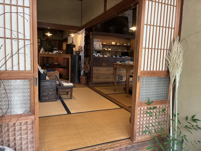 画像 のんきなリスの玄関から見た、畳と障子の店内