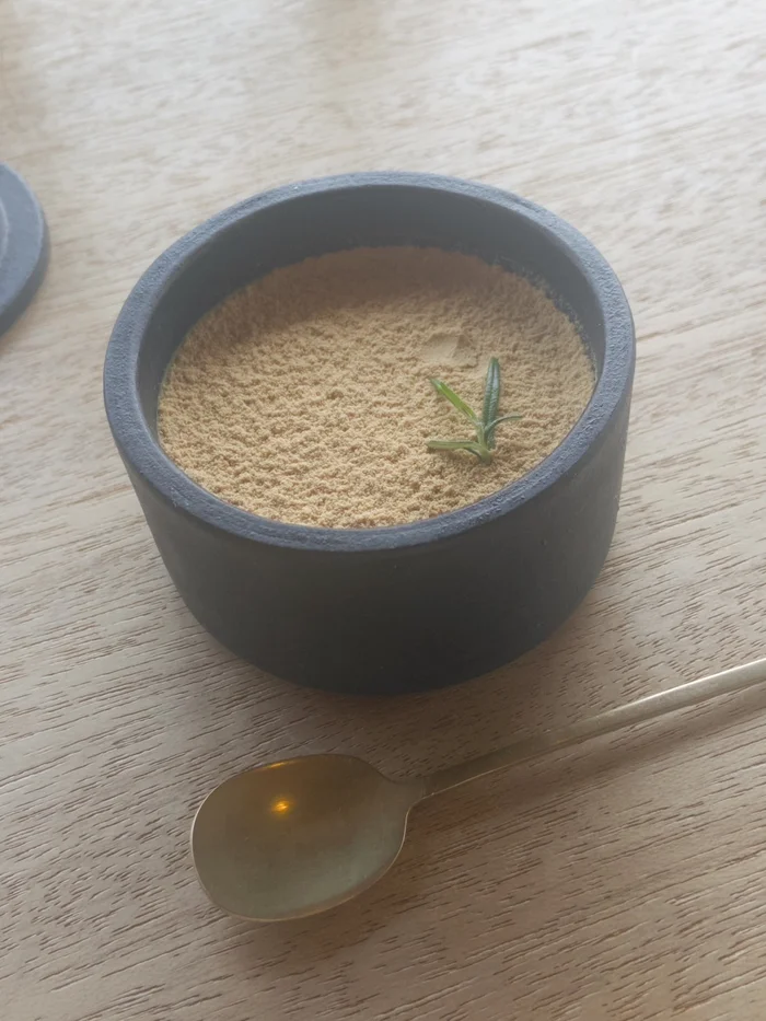 画像 黒い器に入った抹茶のプリン