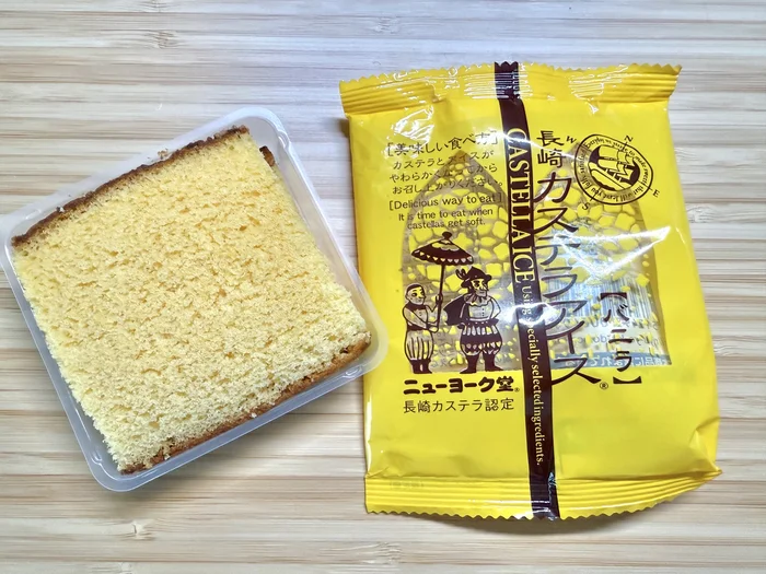 袋から出したトレー入りの長崎カステラアイスとパッケージ