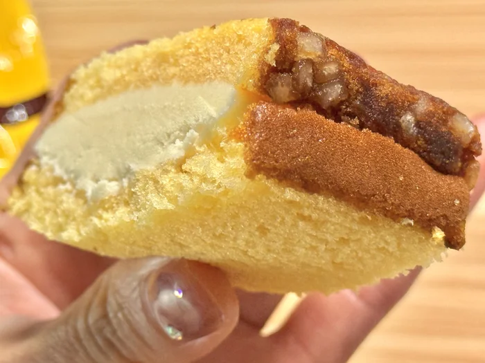 ザラメの付いた面とアイスの層を横から撮影