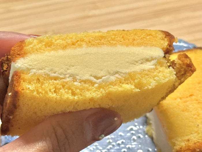 長崎カステラアイスの断面に寄って撮影
