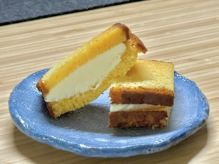 半分に分けた長崎カステラアイスをお皿にのせたところ