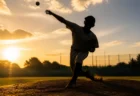 夕日を背に投球する野球選手のシルエット