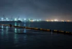 雨上がりの東京湾岸エリアの夜景、港湾に灯りが滲む風景