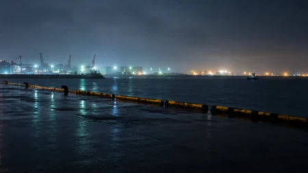 雨上がりの東京湾岸エリアの夜景、港湾に灯りが滲む風景