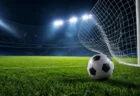 緑のピッチとゴールネットを思わせる躍動的なサッカーの情景