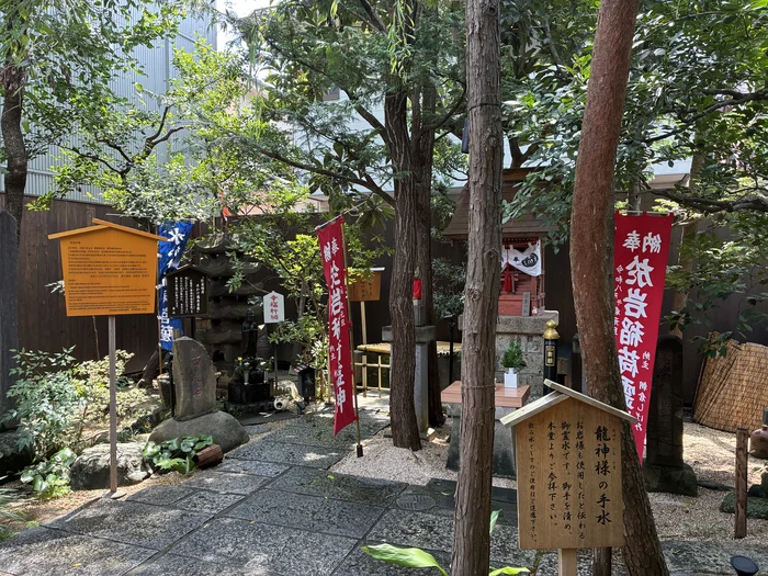 画像 於岩稲荷の幟が並ぶ陽運寺の境内