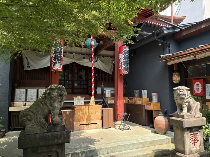 画像 陽運寺の本堂と於岩稲荷の提灯、狛犬