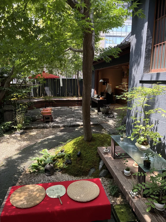 画像 陽運寺の境内にあるカフェ隆龍の外観と赤い野点傘