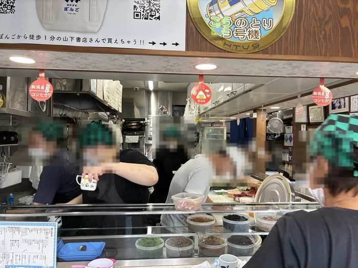 カウンター越しに見えるぼんごの厨房