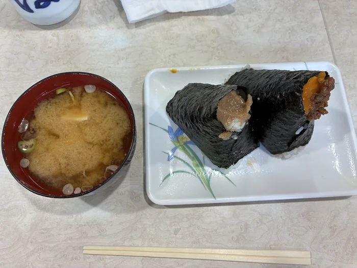 上から見たおにぎり2個とお味噌汁