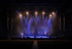 照明が灯るコンサートホールのステージの写真
